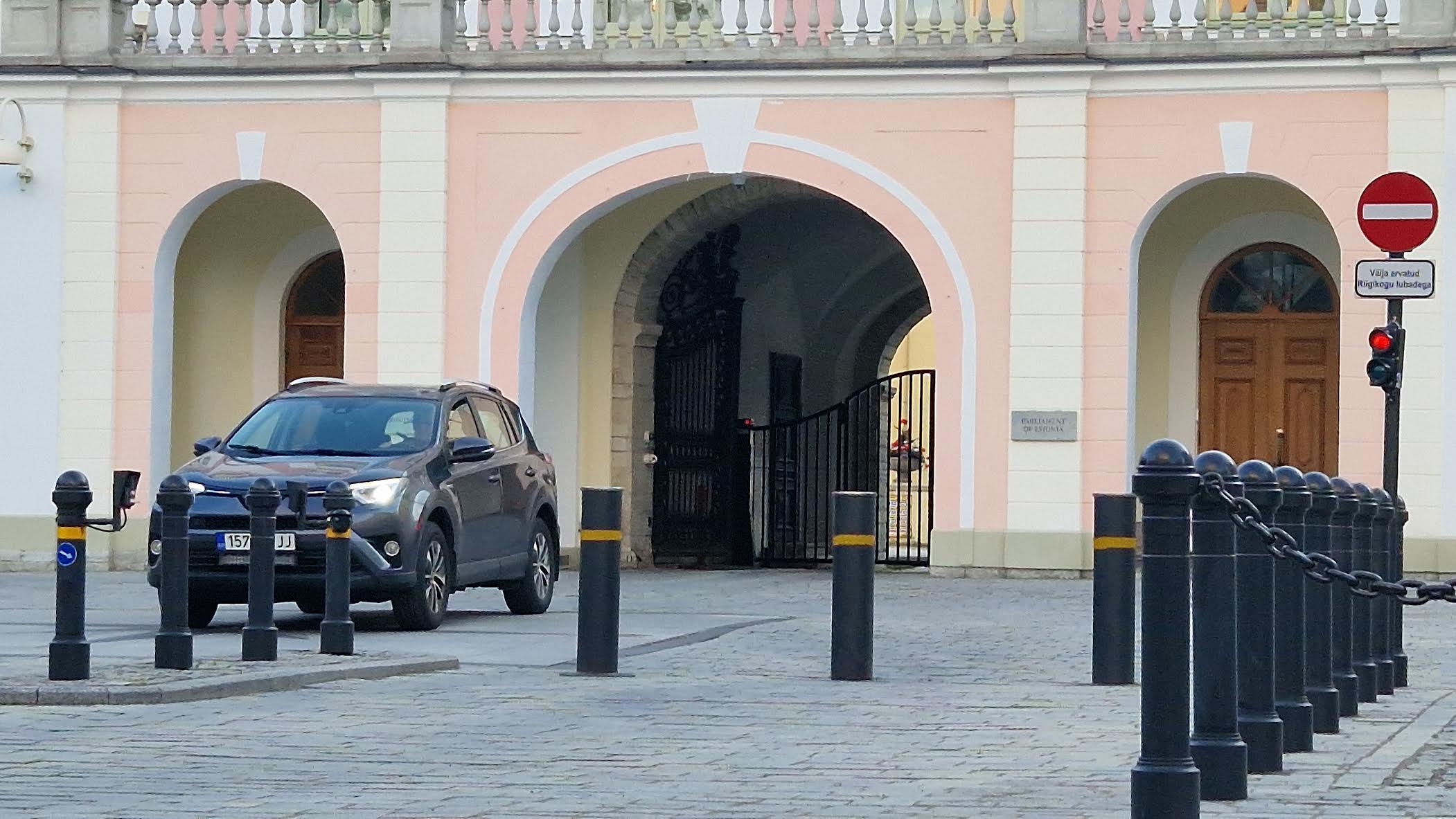 Riigikogu juhatus tõstis riigikogulaste autohüvitist